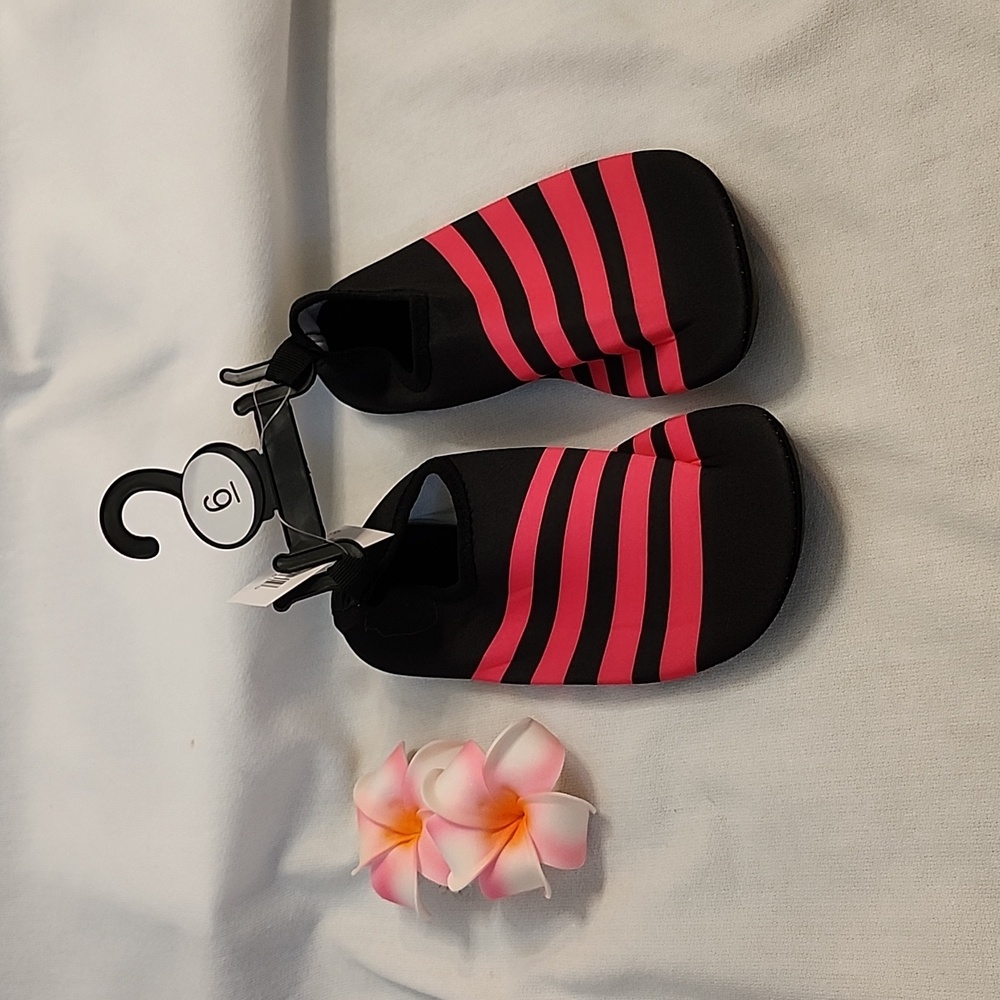 NWT Women's Soled Water Socks Size 6